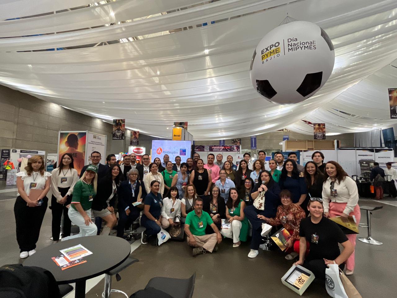 Foto panorámica de la delegación de Expo PYME Bajío en el pabellón principal del recinto ferial.
