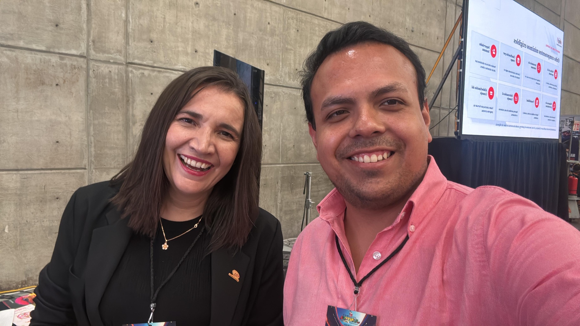 Luis Felipe Gutiérrez Gámez, Director General de Bajío Corporativo, junto a una directiva del clúster industrial durante una sesión de networking.